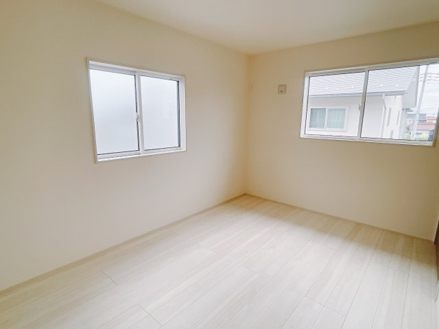 【新築戸建】前橋市後家町の洋室|「今日も一日お疲れ様」とご夫婦でゆったりくつろげる寝室。毎日の家事やお仕事に疲れた日はフカフカのベットで癒されてください。テレビや本棚をおいても快適な広さなのが自慢のお部屋です♪