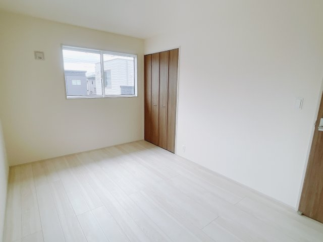 【新築戸建】前橋市後家町の洋室|広い寝室ならインテリアも自由自在にお楽しみいただけます♪お外から帰ってきた後は寝室でゆっくり自分の時間をお過ごしください。