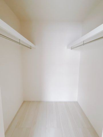 【新築戸建】前橋市後家町の収納|大容量のＷＩＣです！お洋服はもちろん、使わなくなった家具や場所を取りがちな旅行用のスーツケースなどもしまえます。また、厚手のコートをしまっても充分な広さを堪能できるプランです♪