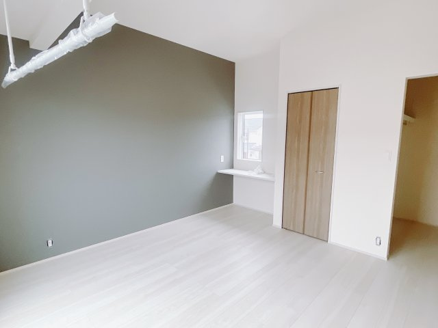 【新築戸建】前橋市後家町の洋室|ママ友が来ても子供達には子供部屋で遊んでいてもらうことができます。ママ達はリビングで楽しくおしゃべりに華を咲かせながら気兼ねなく盛り上がれます♪