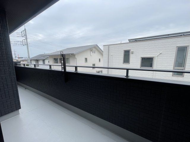 【新築戸建】前橋市後家町のバルコニー|バルコニーから入る日差しは暖かく、爽快な朝の目覚めを促してくれます♪洗濯物やお布団を干して太陽の香りを吸い込んだお布団で夜はおやすみください。