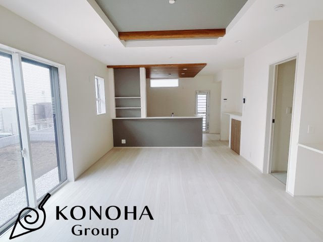 【新築戸建】前橋市後家町の居間・リビング|これから長く住むお家のリビングには毎日気持ちのいい日差しが差し込みます。ポカポカ日向ぼっこをしながらお昼寝をするのもいいですね♪明るいリビングに気分も晴れやかに♪