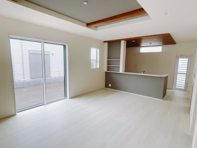 【新築戸建】前橋市後家町の居間・リビング|19帖もある広々としたLDKでは今日あった出来事をご家族みんなでおしゃべりができます♪ご家族みんなが顔を合わせるリビングにはこだわり抜いたデザインを採用しております。