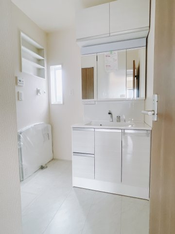 【新築戸建】前橋市後家町の独立洗面台|通常より広いタイプの洗面所になっています。のびのびと使える洗面所には寒い冬にストーブをおいても邪魔になりません♪