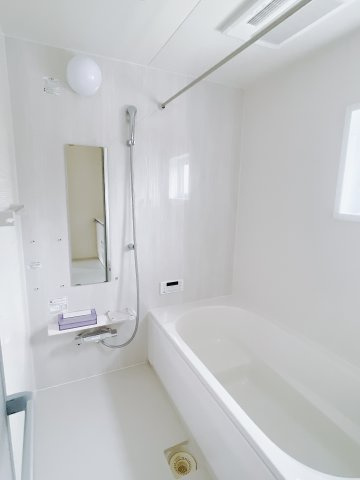 【新築戸建】前橋市後家町の浴室|1日の疲れを癒せるお風呂♪足がのばせるほど広いお風呂にはエコベンチも搭載！小さいお子様を座らせれば一緒にお風呂へ入っても安心。浴室暖房乾燥機付きなので洗濯物も乾かせます。