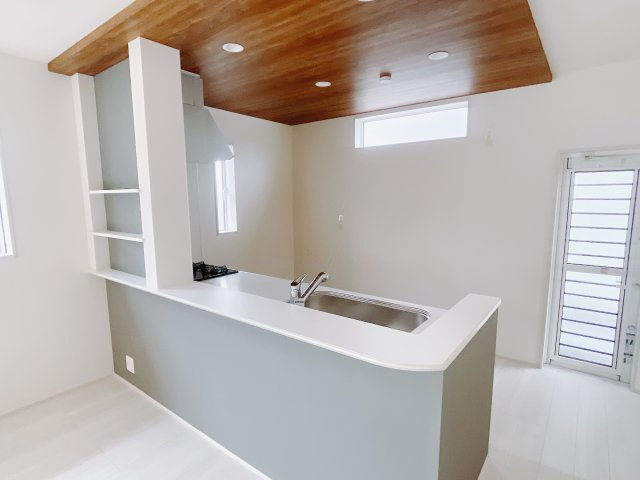 【新築戸建】前橋市後家町のキッチン|お料理をしながらお部屋を見渡せることができる対面キッチンを採用。コミュニケーションがとりやすく、家族の絆が深まります。今日の出来事をおしゃべりしながら楽しい時間をお過ごしください♪