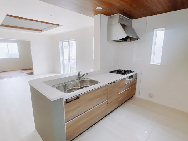 【新築戸建】前橋市後家町のキッチン|お料理ができたら「これ運んで～♪」と手渡しが出来ます。対面キッチンなのでリビングと一体感があり、広々とした空間の中で楽しく食事やお菓子作りが出来ますね♪