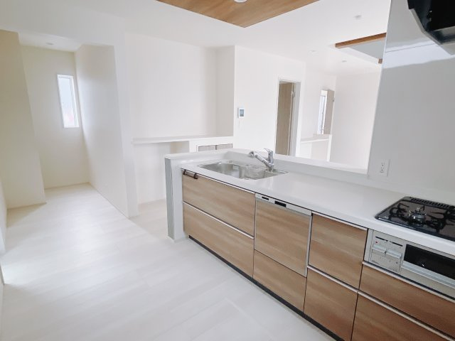 【新築戸建】前橋市後家町のキッチン|キッチンパントリーにはいつも使うお気に入りのエプロンを置いておくことでサッと着替えてご飯作りができます。ママが好きな空間にしてください♪