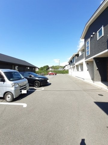 プティネージュ　トロワの駐車場