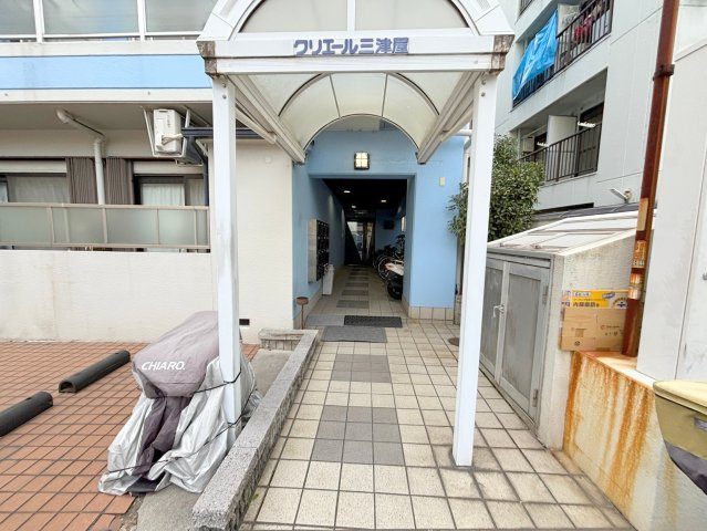 クリエール三津屋のエントランス
