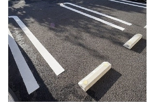 ベル　ハイネスの駐車場