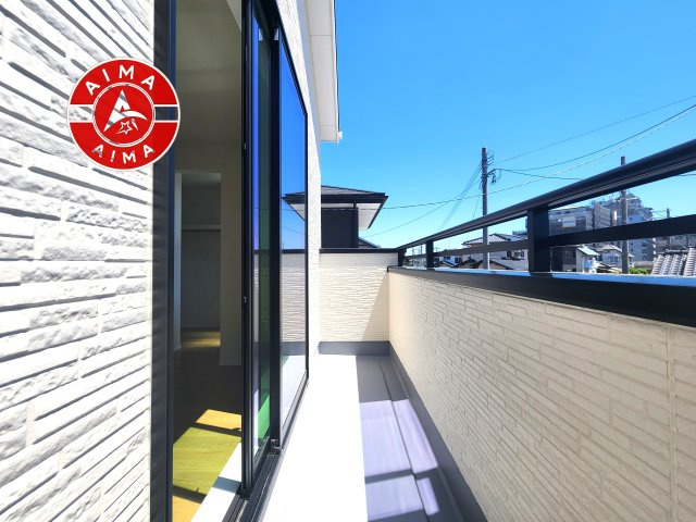 福岡市東区奈多1丁目第2-6棟（2号棟）のバルコニー|風をしっかりと感じられるバルコニーでは、毎日が洗濯日和です。広々としているので洗濯も楽しくなるでしょうし、気分転換にバルコニーからの眺めを楽しむのもいいでしょう。
