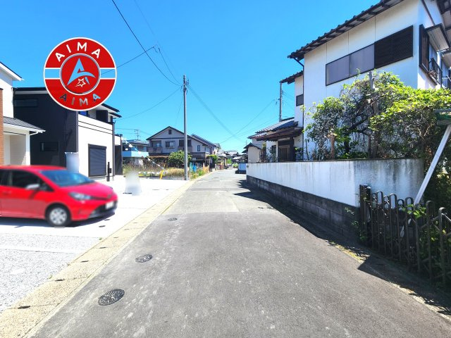 福岡市東区奈多1丁目第2-6棟（2号棟）の前面道路含む現地写真|前面道路は閑静な住宅地をはしる車通りの少ない道路。お車の出し入れが苦手なママや小さなお子様にも安心ですね。しっかり舗装もされているので、ベビーカーや自転車で通っても快適に通行できます。