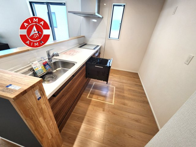 福岡市東区奈多1丁目第2-6棟（2号棟）のキッチン|ダイニングテーブルへの配膳がラクラク、お料理はかどるカウンター付きシステムキッチン！