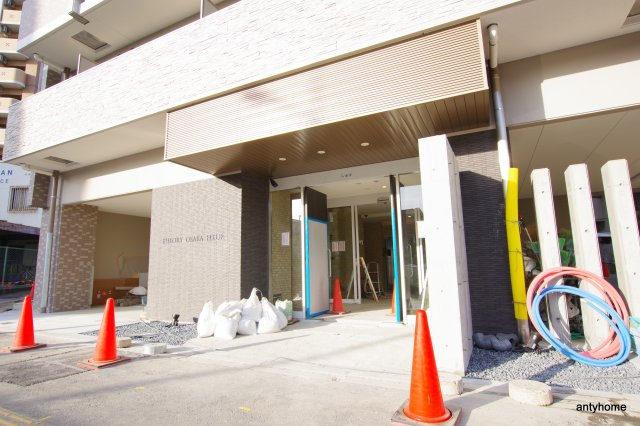 セオリー大阪フルール　仲介手数料無料のエントランス