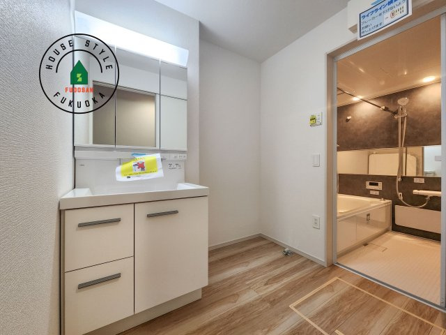 大野城市中央１丁目第1-3棟（1号棟）の脱衣所|ゆとりの洗面スペースで朝の身支度もスムーズに。暮らしを快適に変えるシャワー付洗面台です！