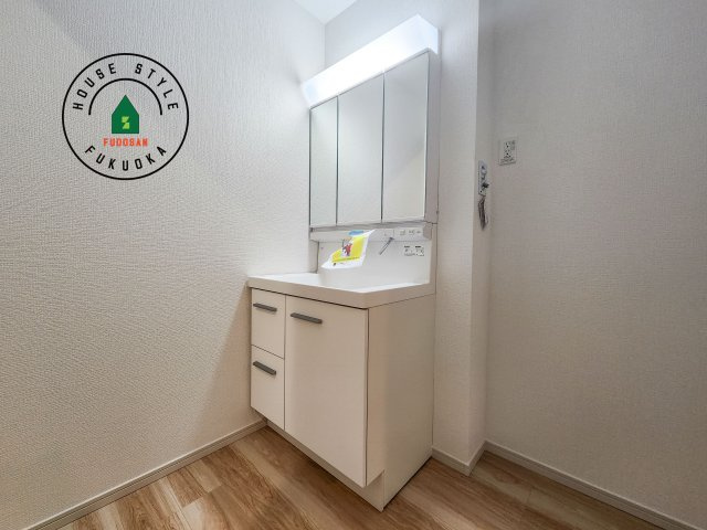 大野城市中央１丁目第1-3棟（1号棟）の独立洗面台|毎日使うものだから清潔な空間を保ちたい水回り。洗面にはそんな願いを解消させてくれる収納アイデアが満載です。三面鏡の裏側にはキャビネットが現れ小物から背の高い物まで収納できます。