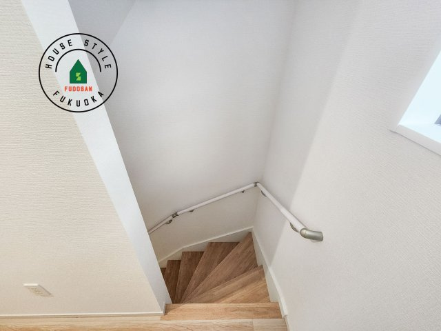 大野城市中央１丁目第1-3棟（1号棟）の内装|＜手すり付階段＞手すりがないと階段の昇り降りで危険なことはもちろん、壁に手をつきながら歩くことで壁紙が汚れやすくなります。すべての方に快適に昇り降りしていただくため、手すりを設置しました。