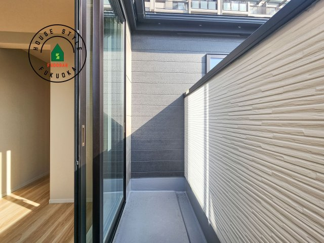 大野城市中央１丁目第1-3棟（1号棟）のバルコニー|風をしっかりと感じられるバルコニーでは、毎日が洗濯日和です。広々としているので洗濯も楽しくなるでしょうし、気分転換にバルコニーからの眺めを楽しむのもいいでしょう。