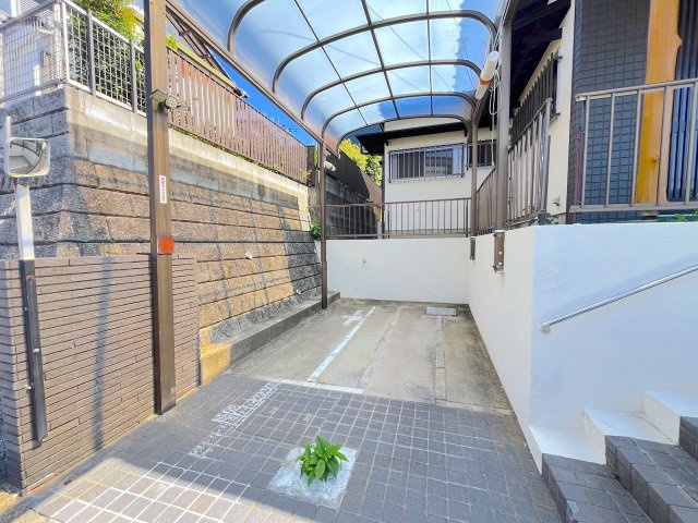 下原２丁目戸建ての駐車場