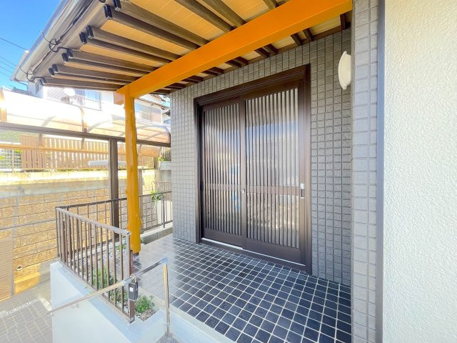 下原２丁目戸建ての玄関