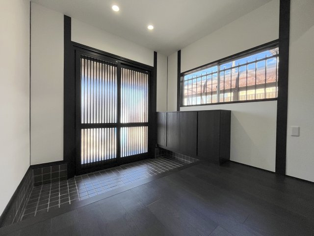 下原２丁目戸建ての玄関