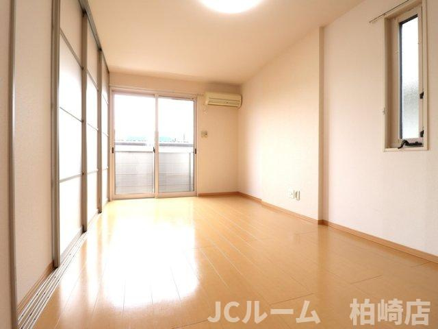 柏崎市日吉町のアパートの居間・リビング