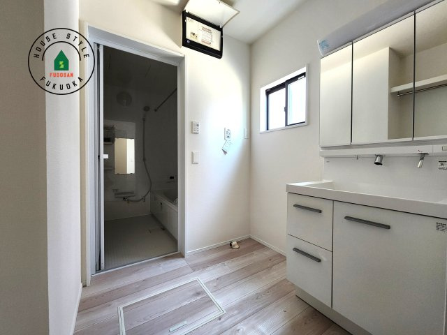 福岡市東区奈多1丁目第2-6棟（3号棟）の脱衣所|ゆとりの洗面スペースで朝の身支度もスムーズに。暮らしを快適に変えるシャワー付洗面台です！