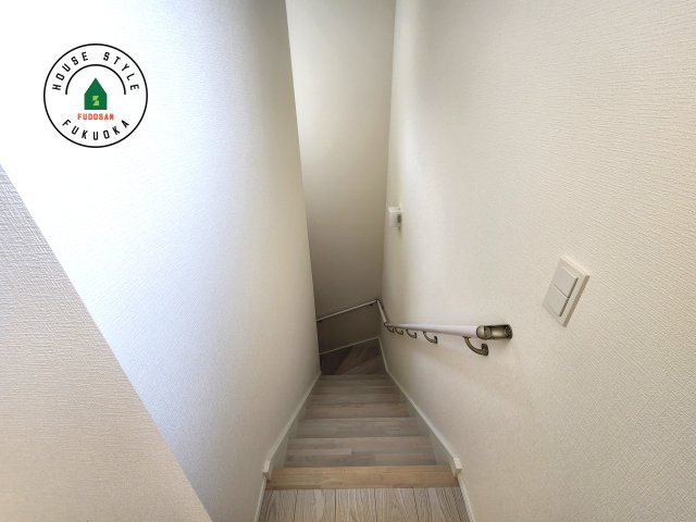 福岡市東区奈多1丁目第2-6棟（3号棟）の内観：施工例|階段からも明るい光が入ります。採光や通風も階段の重要な役割です。