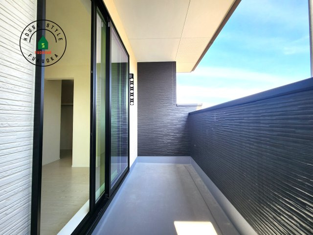 福岡市東区奈多1丁目第2-6棟（3号棟）のバルコニー|風をしっかりと感じられるバルコニーでは、毎日が洗濯日和です。広々としているので洗濯も楽しくなるでしょうし、気分転換にバルコニーからの眺めを楽しむのもいいでしょう。