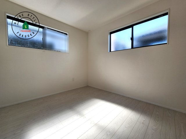 福岡市東区奈多1丁目第2-6棟（3号棟）の内観：施工例|柔らかい陽光が差し込む明るいお部屋を演出する設計。彩光の取れる窓が気持ちの良いお部屋を創り上げます。