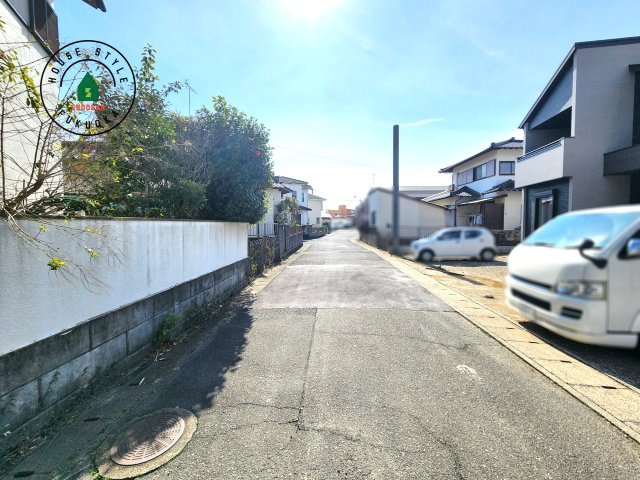 福岡市東区奈多1丁目第2-6棟（3号棟）の前面道路含む現地写真|前面道路は閑静な住宅地をはしる車通りの少ない道路。お車の出し入れが苦手なママや小さなお子様にも安心ですね。しっかり舗装もされているので、ベビーカーや自転車で通っても快適に通行できます。