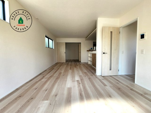 福岡市東区奈多1丁目第2-6棟（3号棟）の居間・リビング|ご家族を近くに感じられる対面キッチンのLDK。会話もはずみそうですね。