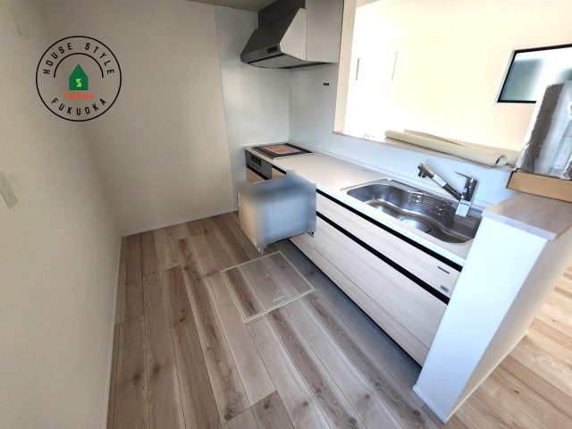 福岡市東区奈多1丁目第2-6棟（3号棟）のキッチン|ダイニングテーブルへの配膳がラクラク、お料理はかどるカウンター付きシステムキッチン！