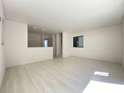 【居間・リビング】 | 那覇市具志（全7棟）C号棟 | C号棟　LDK17.18帖♪人気のリビング階段♪