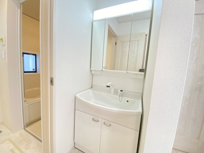 【独立洗面台】 | 那覇市具志（全7棟）C号棟 | C号棟　三面鏡付き洗髪洗面化粧台♪