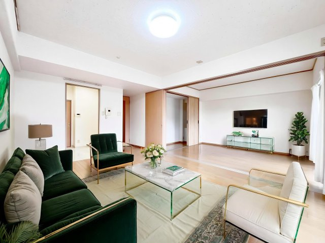 いづみハイツ柴又　の居間・リビング|【可動間仕切り】隣接する洋室の間仕切りを開くと、より広いリビングとしてお使いいただけます♪※インテリアはイメージです