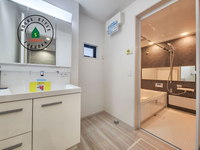 大野城市中央１丁目第1-3棟（2号棟）の内観：施工例|ゆとりの洗面スペースで朝の身支度もスムーズに。暮らしを快適に変えるシャワー付洗面台です！