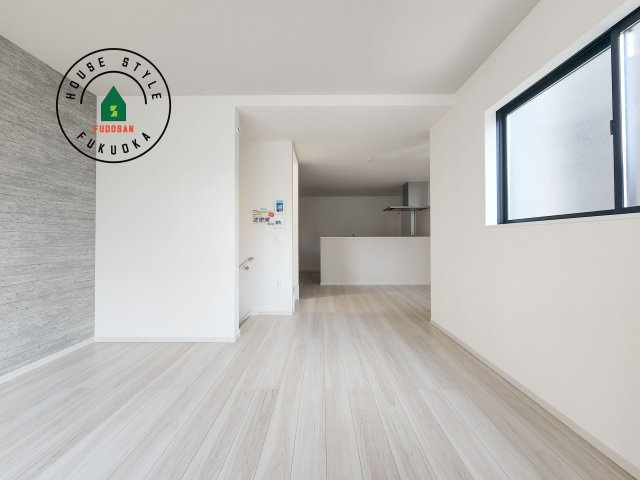 大野城市中央１丁目第1-3棟（2号棟）の内観：施工例|キッチンからリビングをしっかり確認できます。家族の笑顔があふれる空間になりそうですね。※家具はCGを合成したものです。