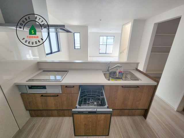 大野城市中央１丁目第1-3棟（2号棟）の内観：施工例|ご家族を近くに感じられる対面キッチンのLDK。会話もはずみそうですね。