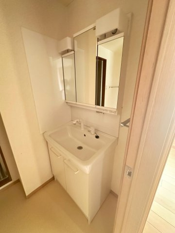 ウエストビレッジの洗面所|脱衣スペースもあります