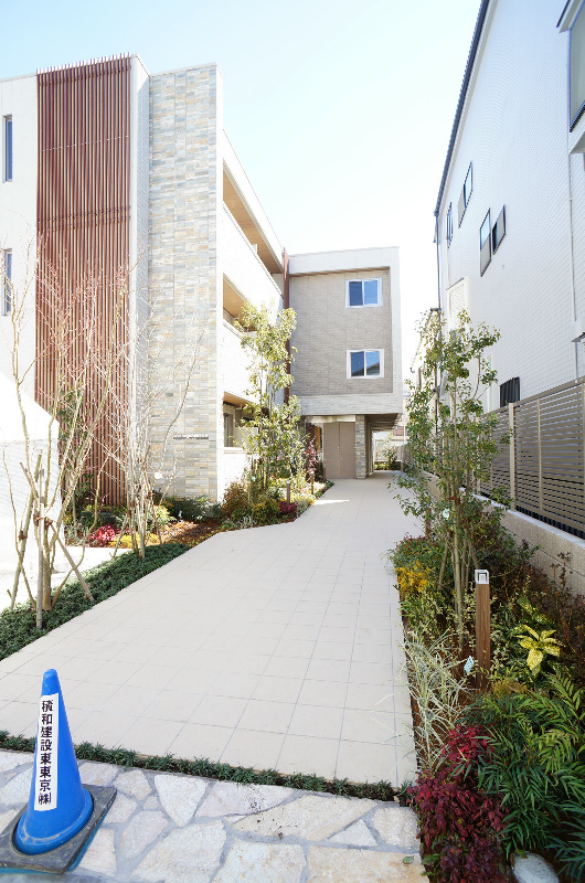 江戸川区小松川４丁目の賃貸マンションの外観|エントランスへ続くアプローチもステキ♪