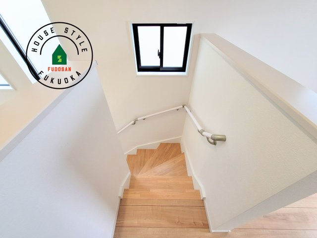 大野城市中央１丁目第1-3棟（3号棟）の内観：施工例|＜手すり付階段＞手すりがないと階段の昇り降りで危険なことはもちろん、壁に手をつきながら歩くことで壁紙が汚れやすくなります。すべての方に快適に昇り降りしていただくため、手すりを設置しました。