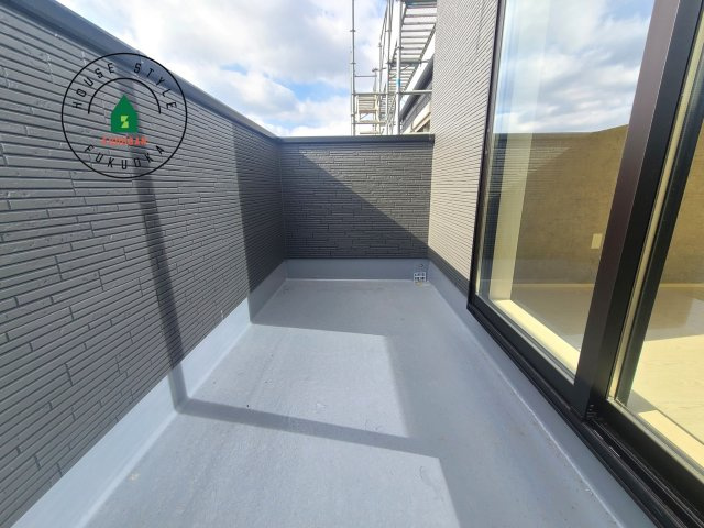 福岡市東区奈多1丁目第2-6棟（5号棟）の外観：施工例|風をしっかりと感じられるバルコニーでは、毎日が洗濯日和です。広々としているので洗濯も楽しくなるでしょうし、気分転換にバルコニーからの眺めを楽しむのもいいでしょう。