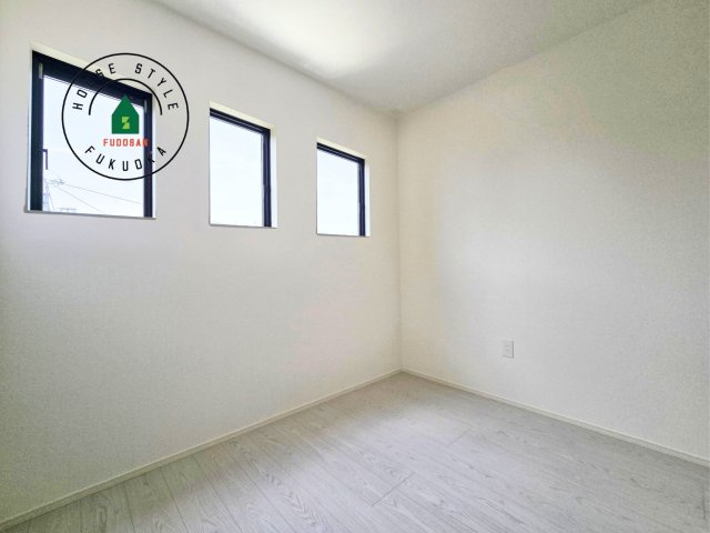 福岡市東区奈多1丁目第2-6棟（5号棟）の内観：施工例|柔らかい陽光が差し込む明るいお部屋を演出する設計。彩光の取れる窓が気持ちの良いお部屋を創り上げます。