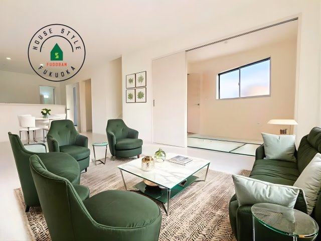 福岡市東区奈多1丁目第2-6棟（5号棟）の内観：施工例|明るく開放的なリビングダイニングは豊かな陽光が注ぎ込み、やすらぎの空間を演出してくれます。ご家族で楽しいひとときをお過ごし下さい。※家具はCGを合成したものです。