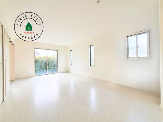 福岡市東区奈多1丁目第2-6棟（5号棟）の内観：施工例|ご家族を近くに感じられる対面キッチンのLDK。会話もはずみそうですね。