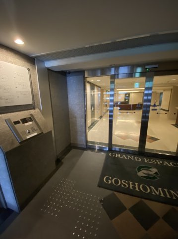 グランエスパス御所南のエントランス