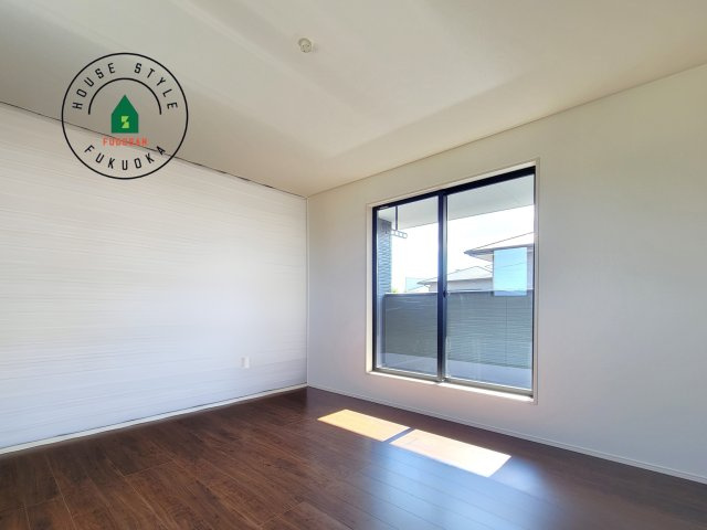 福岡市東区奈多1丁目第2-6棟（6号棟）の内観：施工例|柔らかい陽光が差し込む明るいお部屋を演出する設計。彩光の取れる窓が気持ちの良いお部屋を創り上げます。