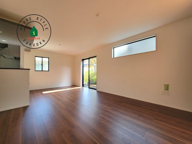 福岡市東区奈多1丁目第2-6棟（6号棟）の内観：施工例|ご家族を近くに感じられる対面キッチンのLDK。会話もはずみそうですね。